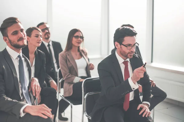 Manager asks a question at a business meeting — Stock Photo, Image