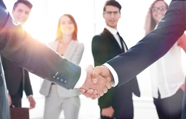 Close up.handshake socios comerciales en la oficina . —  Fotos de Stock