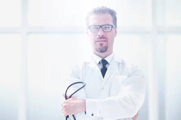 Selbstbewusster Arzt mit Stethoskop — Stockfoto