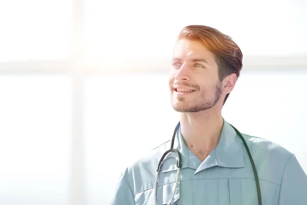 Porträt eines freundlichen Arztes in blauer Uniform. — Stockfoto