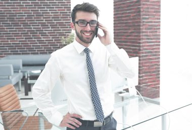 istemciye smartphone üzerinde konuşan danışman