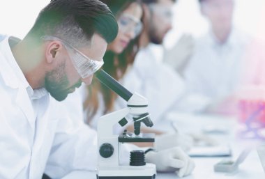 Bilim Laboratuarı'nda oturan bir mikroskop arıyor.