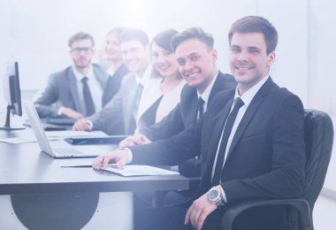 Proje Yöneticisi ve masada oturan profesyonel iş takım