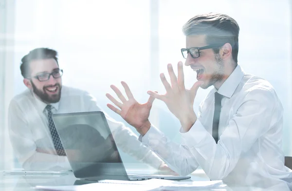 Glada anställda njuter av de goda nyheterna på Internet — Stockfoto