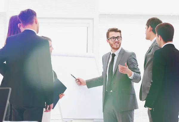 Gerente realiza uma master class para equipe de negócios — Fotografia de Stock