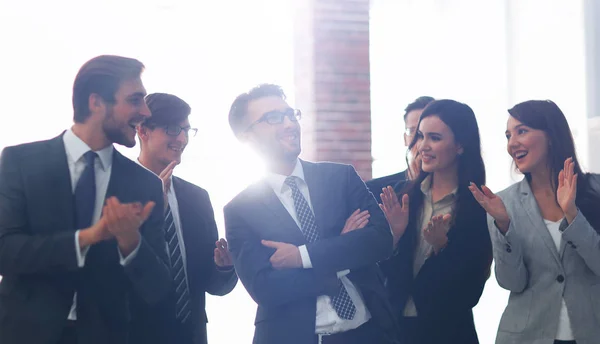 Retrato de colegas confiados felicitándose mutuamente en v — Foto de Stock