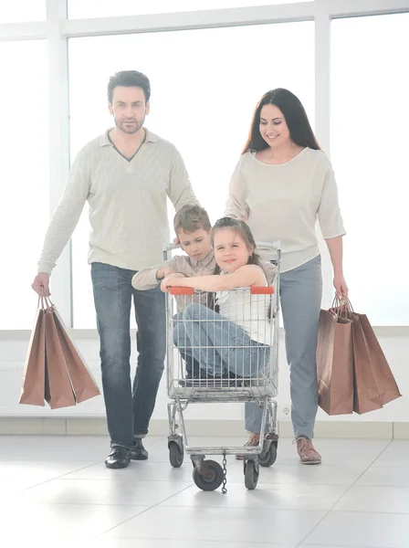 Близкая семья ходит по магазинам . — стоковое фото