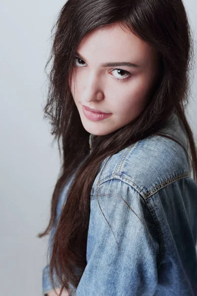 Portrait of beautiful young woman with black hair — Stock Photo, Image