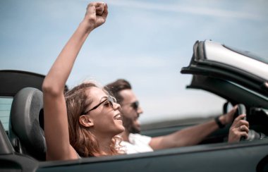 up.a genç kadın sevgilisi bir Cabrio araba ile kapatmak