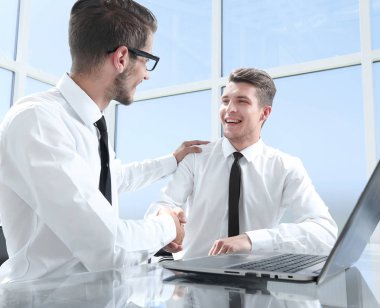 Meslektaşlarım masaya oturun ve konuşun.