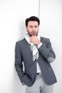 düşünceli bir modern işadamı portresi.