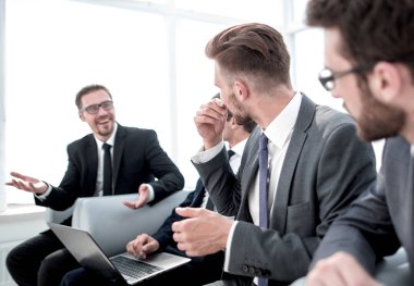 Ofis bekleme odasında oturup iş arkadaşları