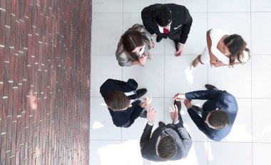 üstten görünüm. iş takım iş sorunlarını çözme