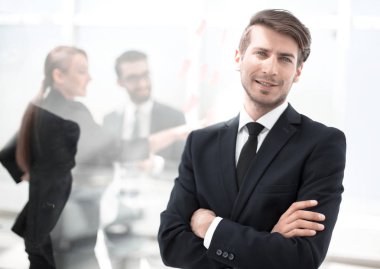 modern bir ofiste ayakta başarılı iş adamı