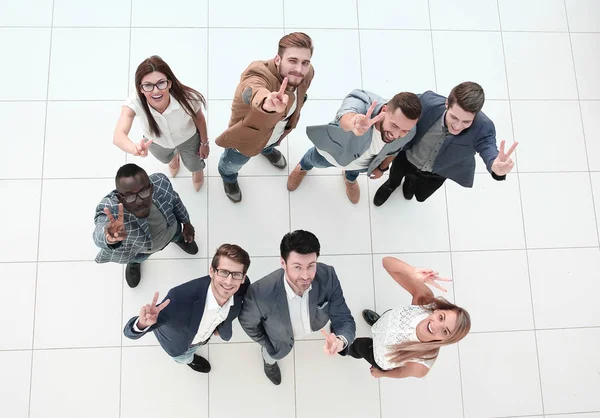 Top view.business team zeigt eine geste des sieges — Stockfoto