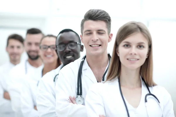 Equipe de médicos mostrando o dedo na câmera — Fotografia de Stock