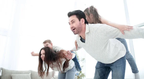 Padres Felices Juegan Con Los Niños Casa Photo Con Espacio — Foto de Stock