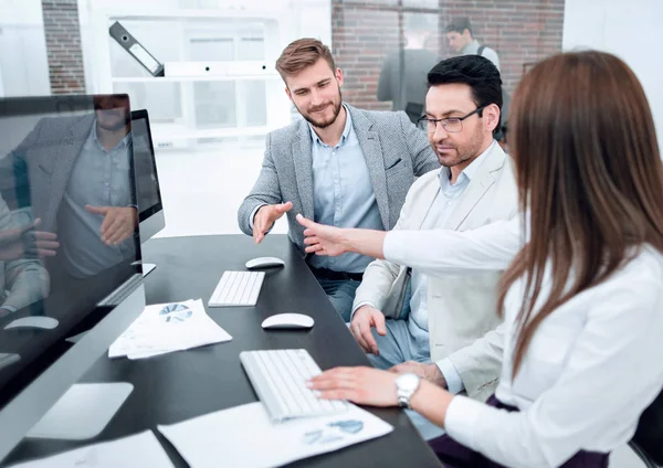 Company employees discussing financial data — Stock Photo, Image