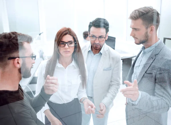 Mitarbeiter diskutieren Geschäftsprobleme im Büro — Stockfoto