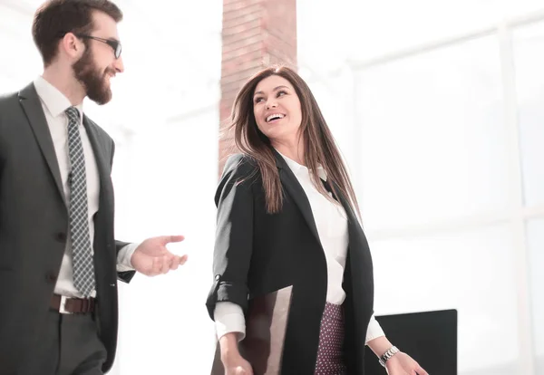 Passeggiate d'affari di successo nel business center — Foto Stock