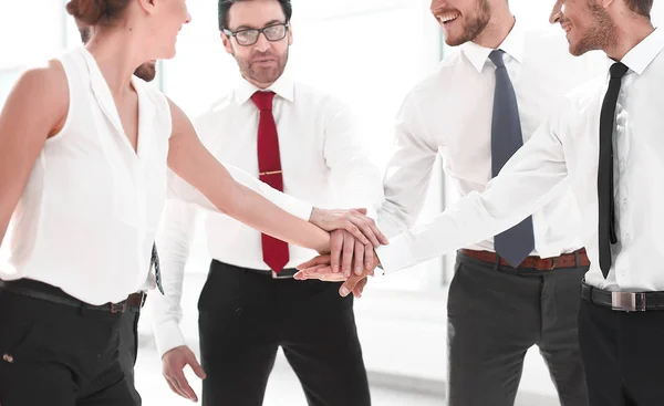 Aus nächster Nähe. Mitarbeiter des Unternehmens falteten die Hände — Stockfoto