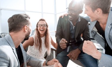 Grup ofis arkadaşları işyerinde