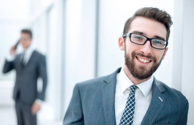 up.Businessman ofis ve arka plan üzerinde gözlüklü kapatın