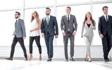 kendine güvenen iş takım ayakta geniş Office