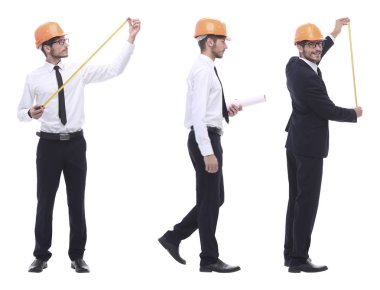 Tam gelişim içinde. Nitelikli mühendis mimar beyaza izole edilmiş.