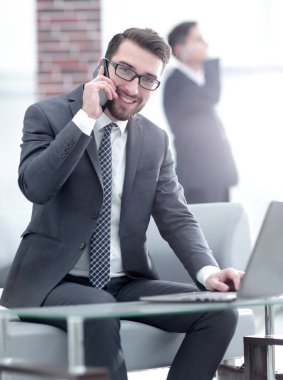 genç işadamı cep telefonu üzerinde müşterilerle konuşurken görüntüsünü