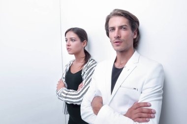 üzgün çift beyaz duvara yaslanmış