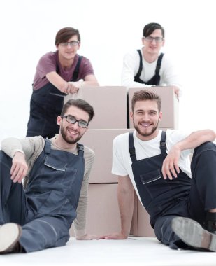 Yığın üzerinde izole kutularının üzerinde eğilerek memnun ve gurur Nakliyeciler