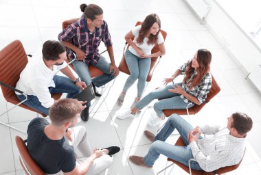 Bir grup çalışan takım oluşturma konusunda bir ders veriyor.