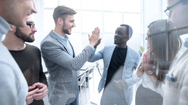 Birbirimizi bir beşlik vererek mutlu iş arkadaşları