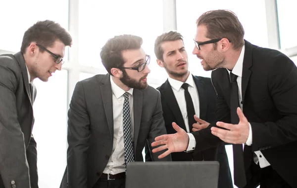 Colegas de negocios discutiendo los resultados de su trabajo —  Fotos de Stock