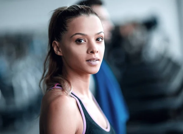 De près. attrayant jeune femme dans la salle de gym . — Photo