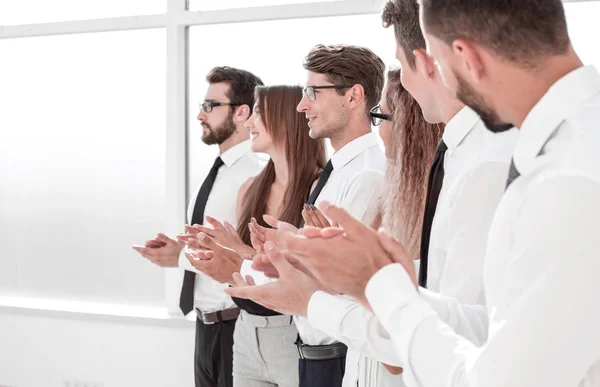 Gruppo di giovani imprenditori in piedi in ufficio applaudendo — Foto Stock