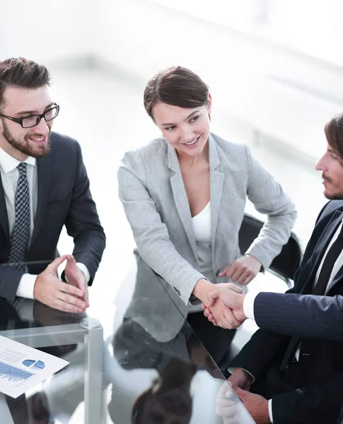 Handshake parceiros de negócios para a sua mesa — Fotografia de Stock