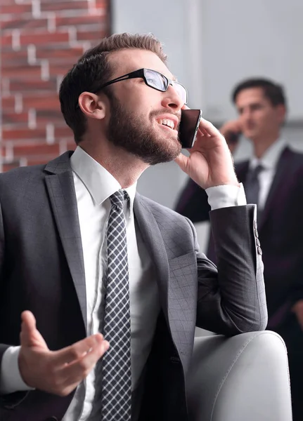 Красивий бізнесмен розмовляє на мобільному телефоні в офісі — стокове фото