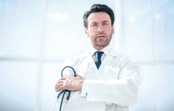 Retrato de médico pensativo em fundo borrado — Fotografia de Stock