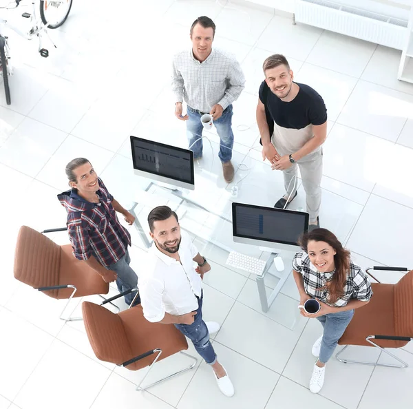 Mitarbeiter von Reisebüros stehen im Büro — Stockfoto