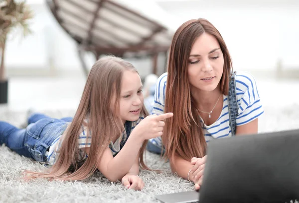 Mãe e filha olhando para a tela do laptop . — Fotografia de Stock