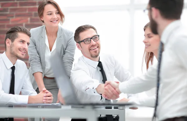 Manager schüttelt dem Kunden die Hand — Stockfoto