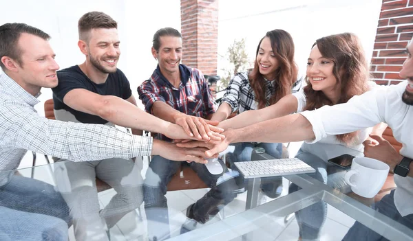 Equipo de negocio creativo poniendo manos juntas en la oficina — Foto de Stock