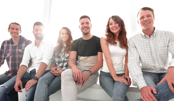 Jonge creatieve mensen zitten op stoelen in wachtkamer — Stockfoto