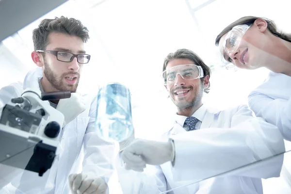 Grupo de científicos trabajando en un experimento en el laboratorio —  Fotos de Stock