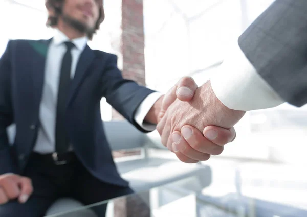Nahaufnahme zweier Geschäftsleute beim Händeschütteln — Stockfoto