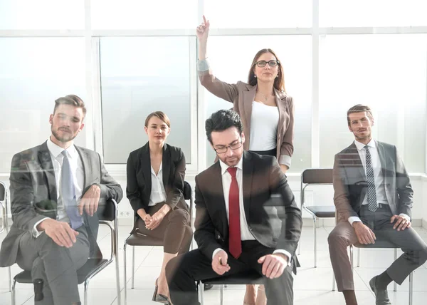 The team is listening and asking the questions. — Stock Photo, Image