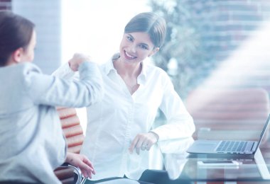 Mutlu çalışanlar elde edilen sonuçlardan memnun.