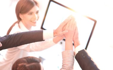 Başarılı iş adamları birbirlerine beşlik çakıyor.